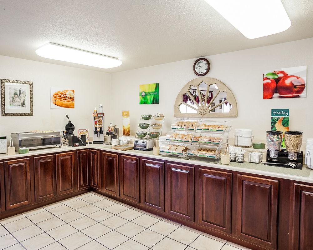 Quality Inn & Suites Des Moines - Merle Hay Road Urbandale Экстерьер фото