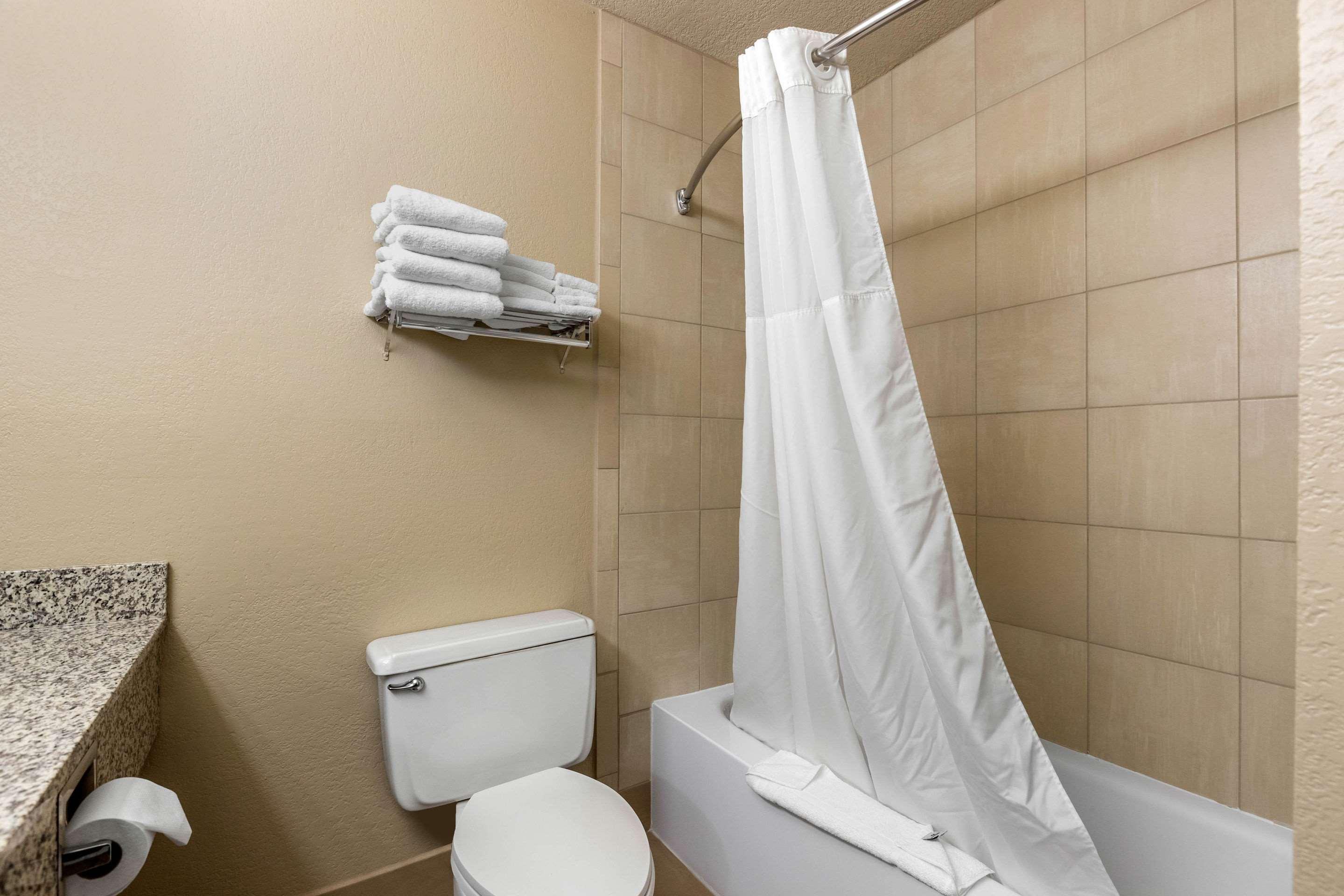 Quality Inn & Suites Des Moines - Merle Hay Road Urbandale Экстерьер фото