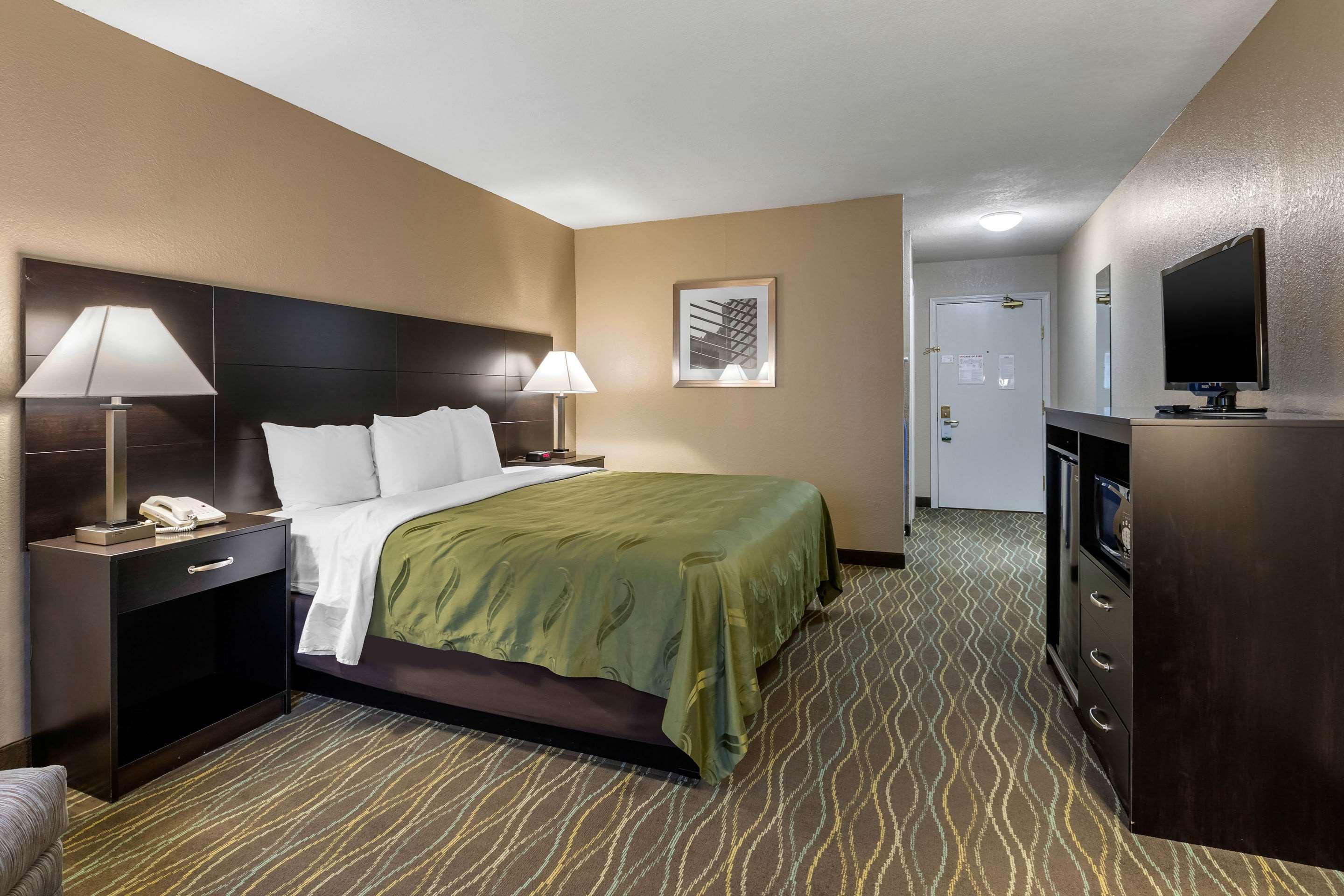 Quality Inn & Suites Des Moines - Merle Hay Road Urbandale Экстерьер фото