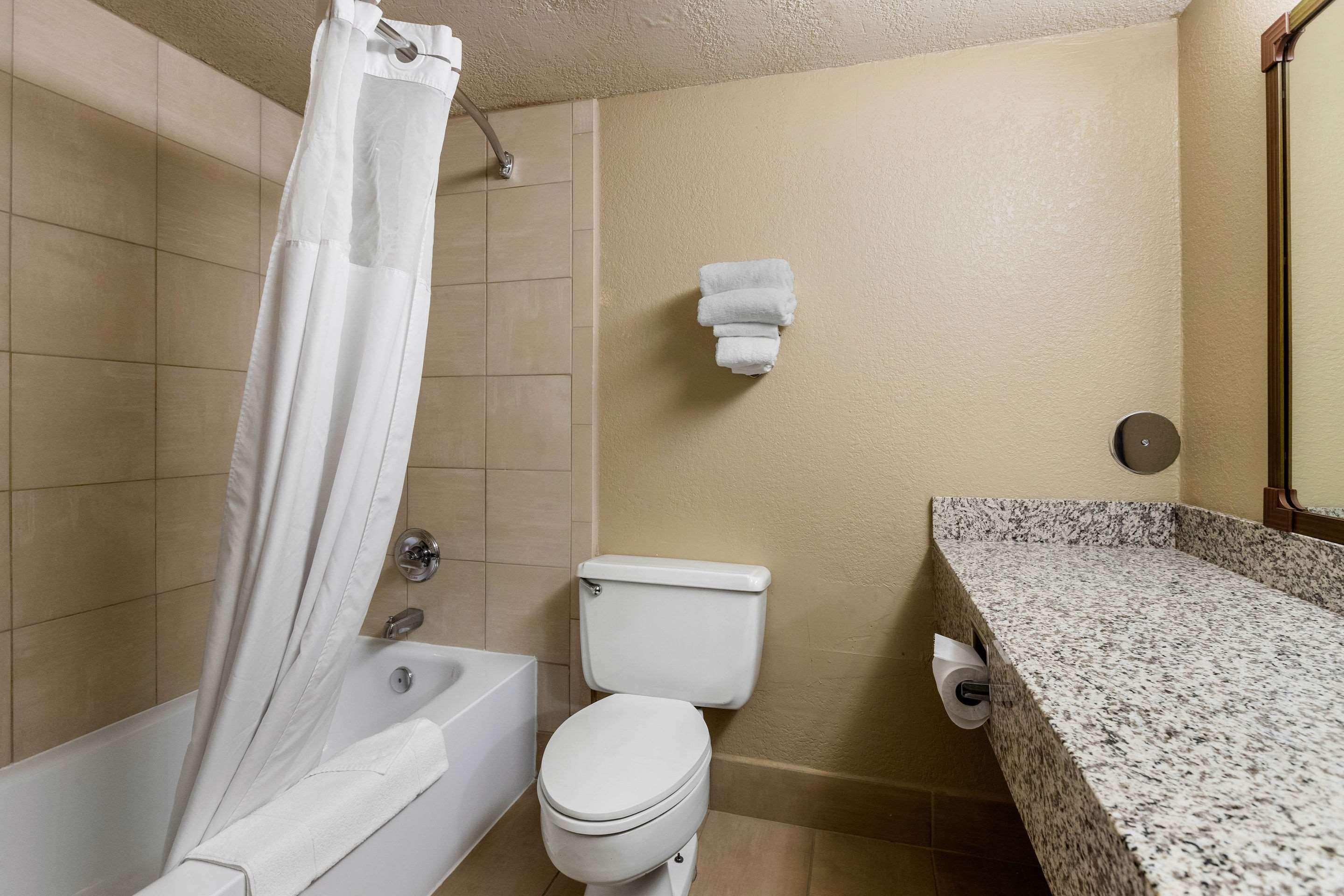 Quality Inn & Suites Des Moines - Merle Hay Road Urbandale Экстерьер фото