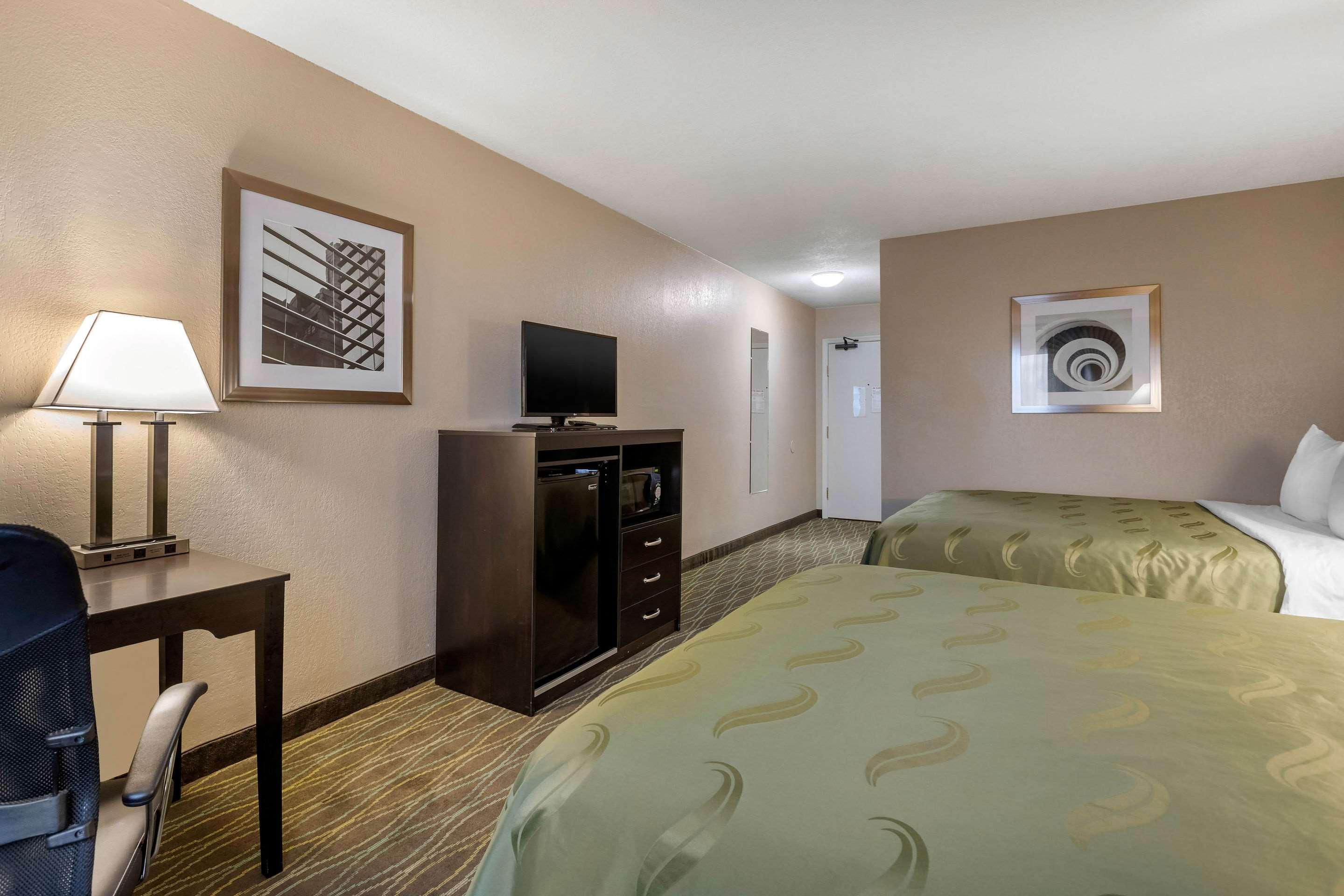 Quality Inn & Suites Des Moines - Merle Hay Road Urbandale Экстерьер фото