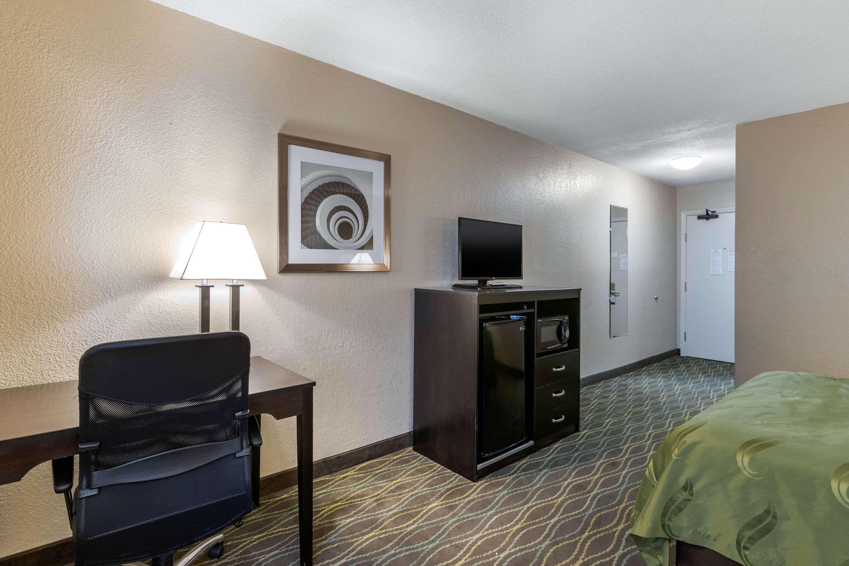 Quality Inn & Suites Des Moines - Merle Hay Road Urbandale Экстерьер фото