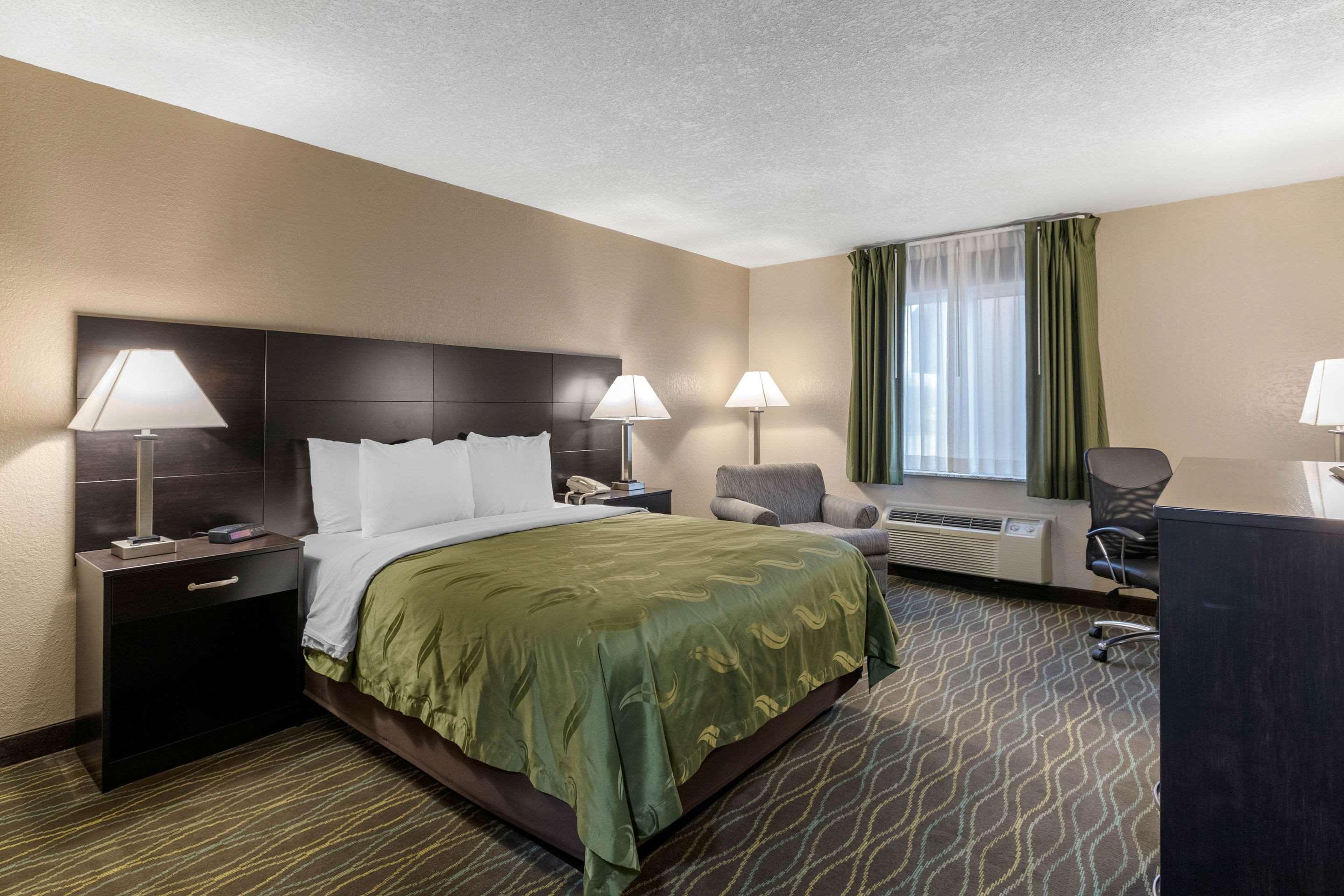 Quality Inn & Suites Des Moines - Merle Hay Road Urbandale Экстерьер фото