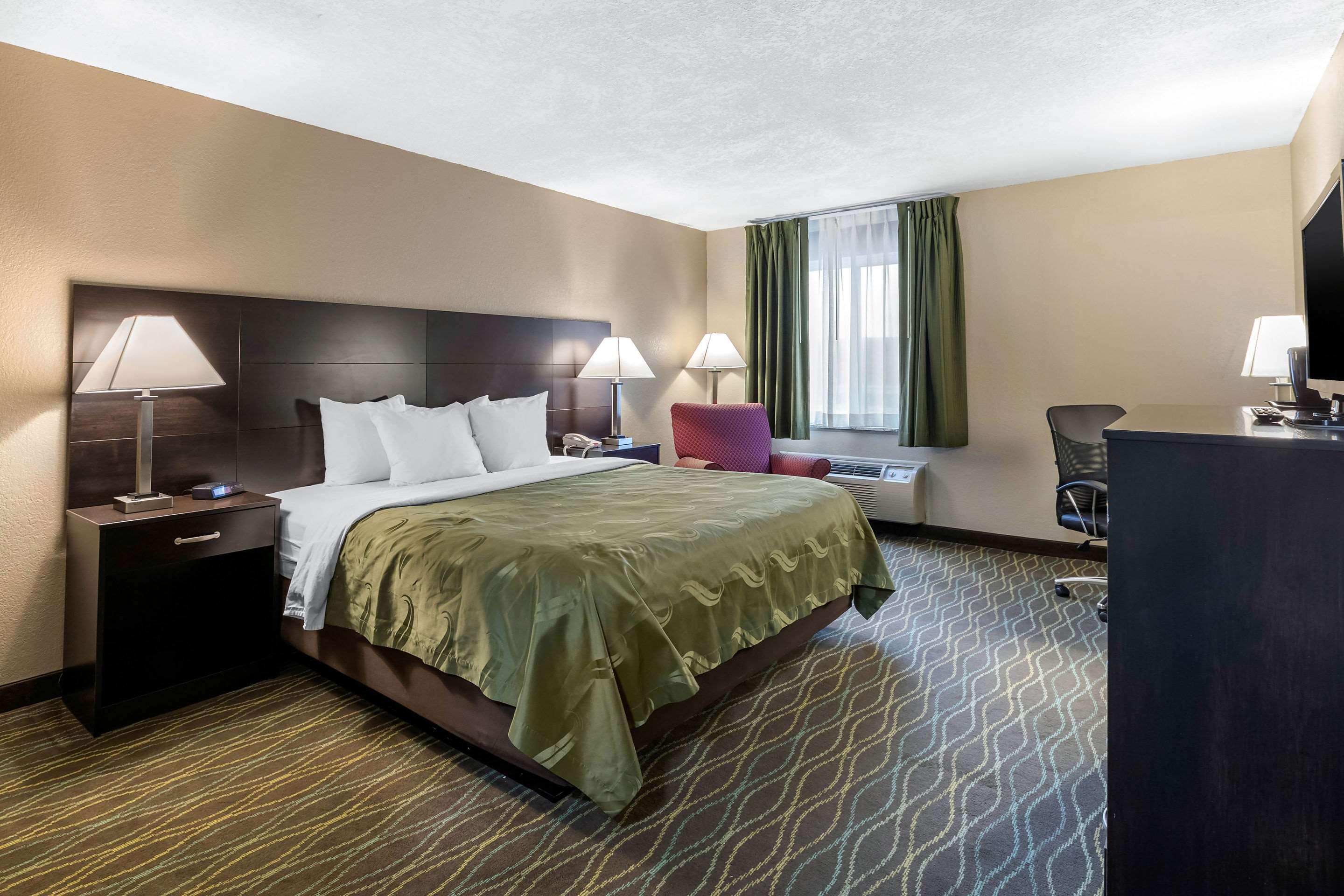 Quality Inn & Suites Des Moines - Merle Hay Road Urbandale Экстерьер фото
