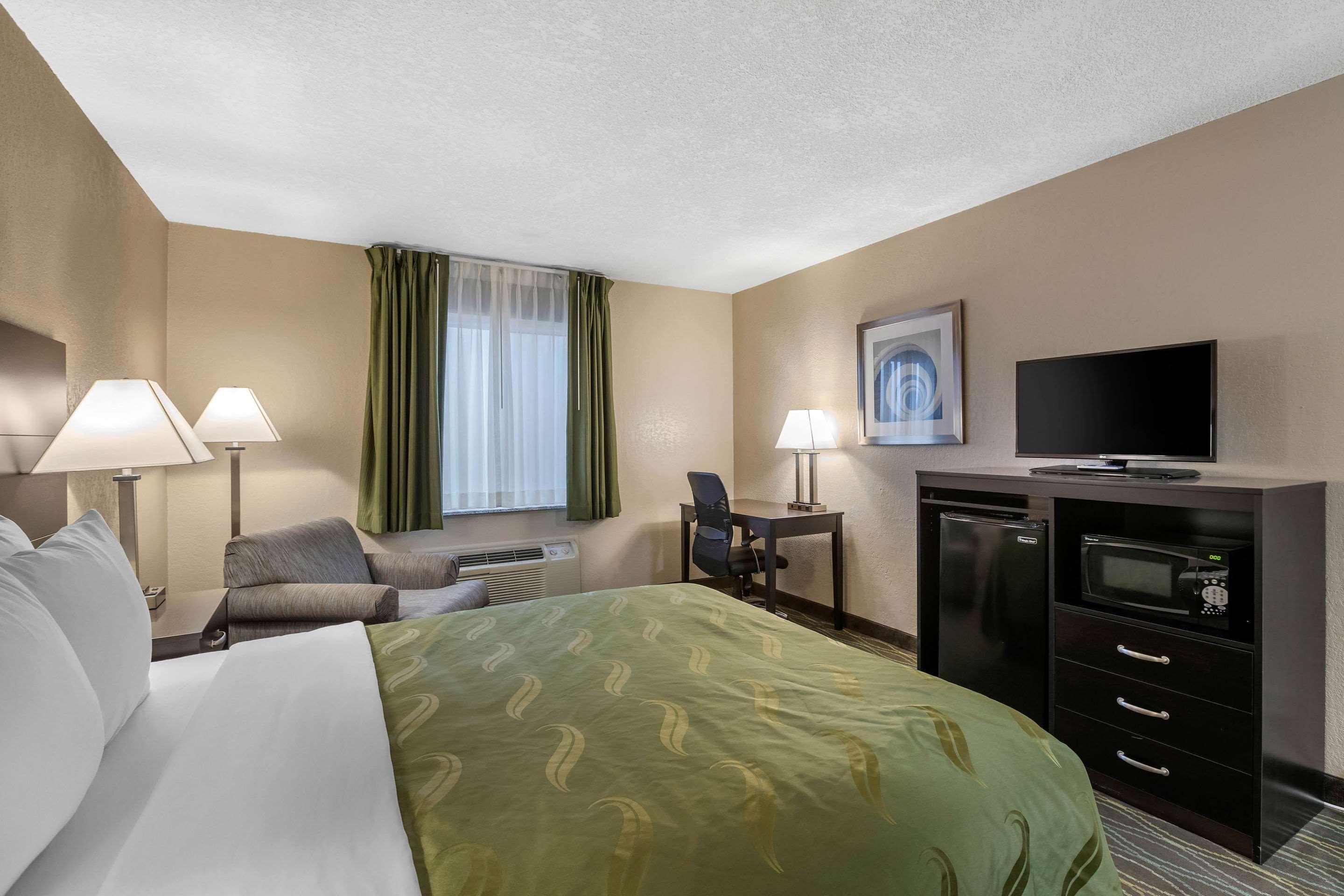 Quality Inn & Suites Des Moines - Merle Hay Road Urbandale Экстерьер фото
