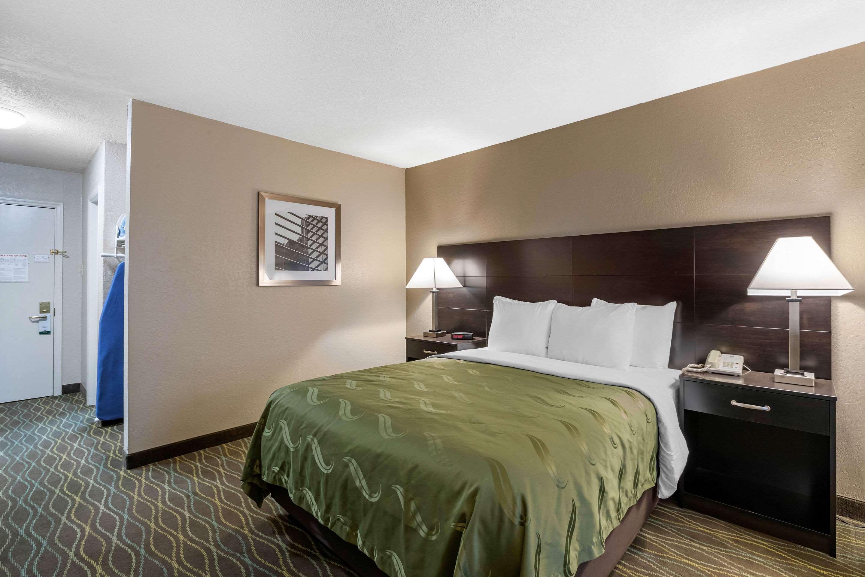 Quality Inn & Suites Des Moines - Merle Hay Road Urbandale Экстерьер фото