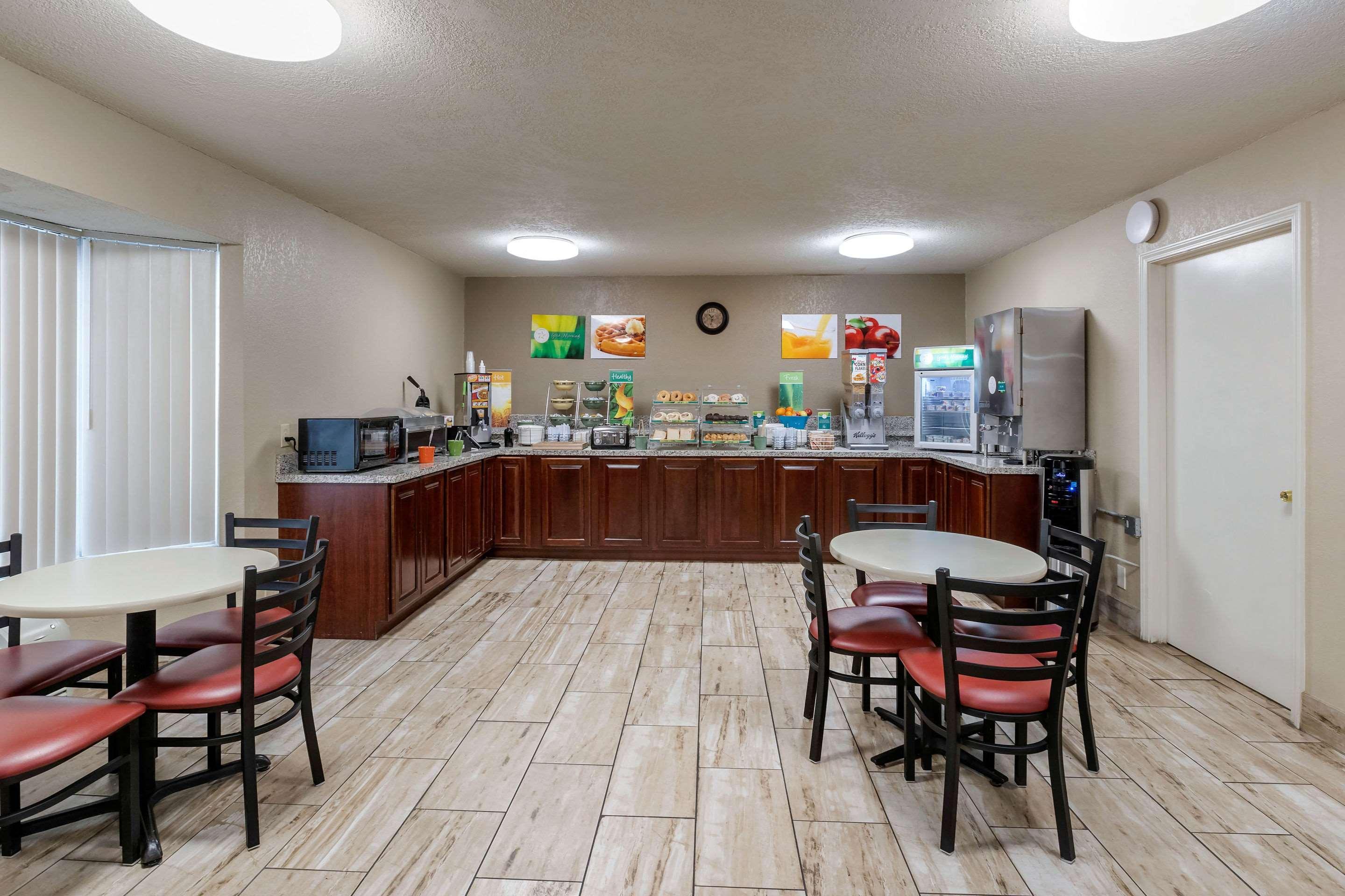 Quality Inn & Suites Des Moines - Merle Hay Road Urbandale Экстерьер фото