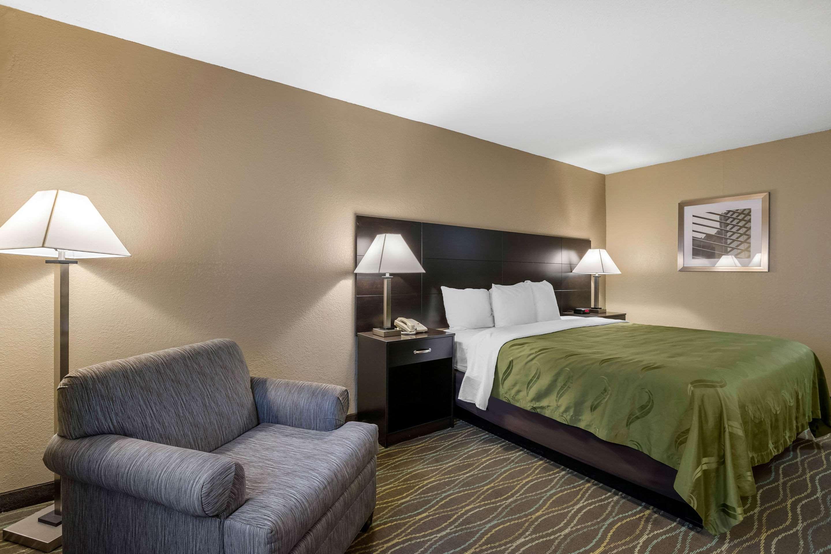 Quality Inn & Suites Des Moines - Merle Hay Road Urbandale Экстерьер фото
