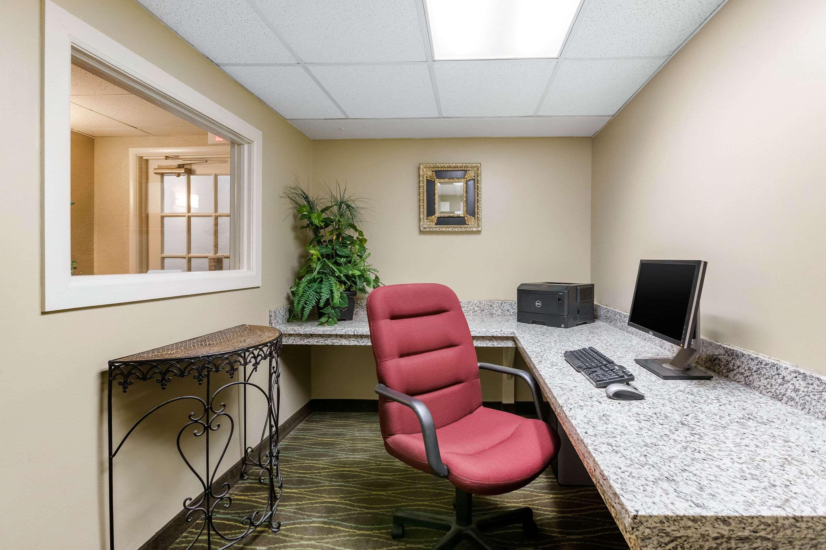 Quality Inn & Suites Des Moines - Merle Hay Road Urbandale Экстерьер фото